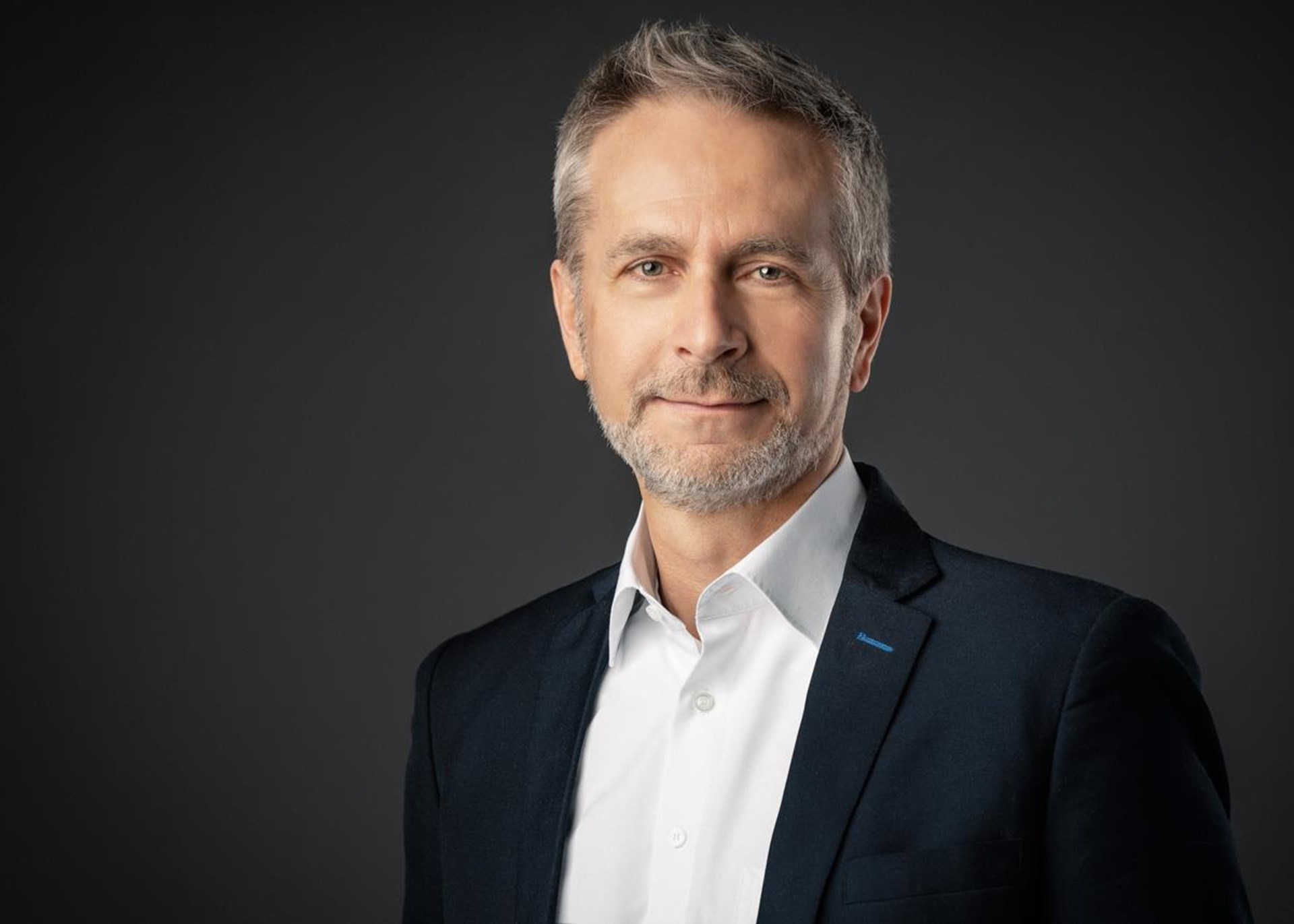 Portrait von Mann in weißem Hemd und schwarzem Anzug